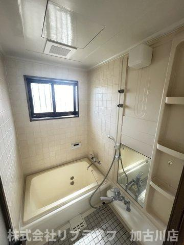 二屋戸建ての浴室