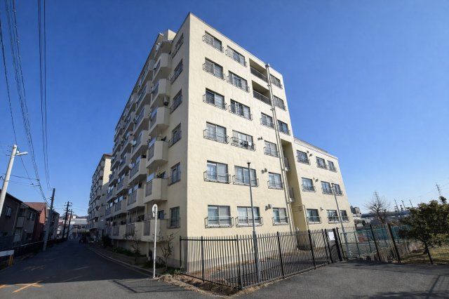 メゾン高槻古曽部の外観|角部屋の為、複数の方向からお部屋へ日光を取り入れられる為、電気をつけずとも明るい空間でお過ごし頂けます！又、玄関前を通る人が少なくなり、プライバシーを確保しやすくなります！