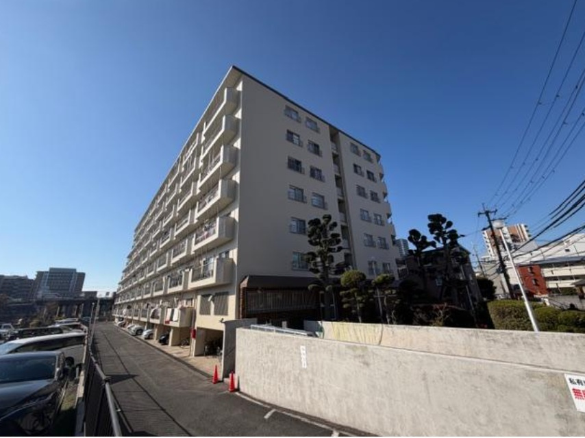 メゾン高槻古曽部の外観|採光・通風に優れた角部屋は、日当たり良好で快適。明るく心地よい空間で家族みんながくつろげます