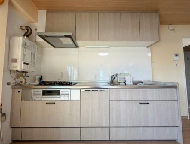 メゾン高槻古曽部のキッチン|壁付けキッチンは部屋のスペースをほぼ無駄なく広く活用できることが出来ます！集中してお料理を楽しみたい方にもピッタリです！
