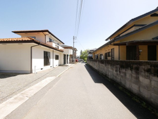 【前面道路含む現地写真】 | 甲斐市竜王 内外装一新 南道路 敷地74坪 車5台 | 前面道路は4.3ｍ　交通量も少なく車庫入れも楽々です。