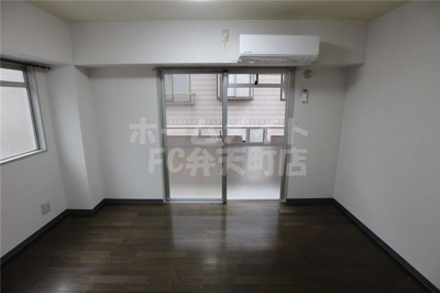 【居間・リビング】 | ピア弁天 | こちらのリビングで趣味の時間をお楽しみください