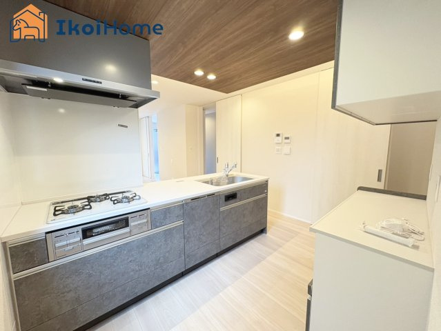 神戸市西区枝吉２丁目　新築戸建　のキッチン|【ホームページに現地動画掲載中】●年中無休：当日予約可●人気の対面式のキッチンで明るい！