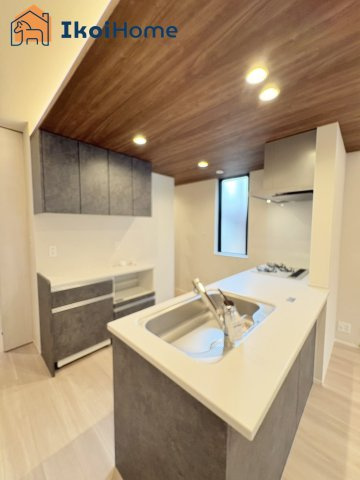 神戸市西区枝吉２丁目　新築戸建　のキッチン|【ホームページに現地動画掲載中】●年中無休：当日予約可●同色のカップボードが備え付け