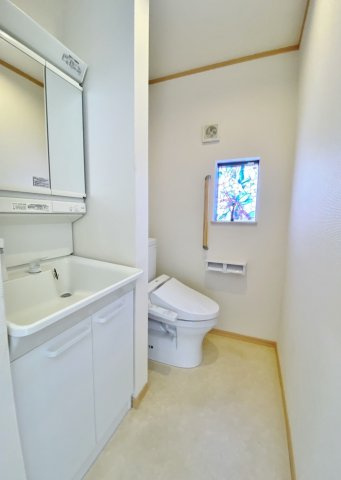 練馬区谷原1丁目のトイレ|1階トイレには便利な洗面台を設置しています