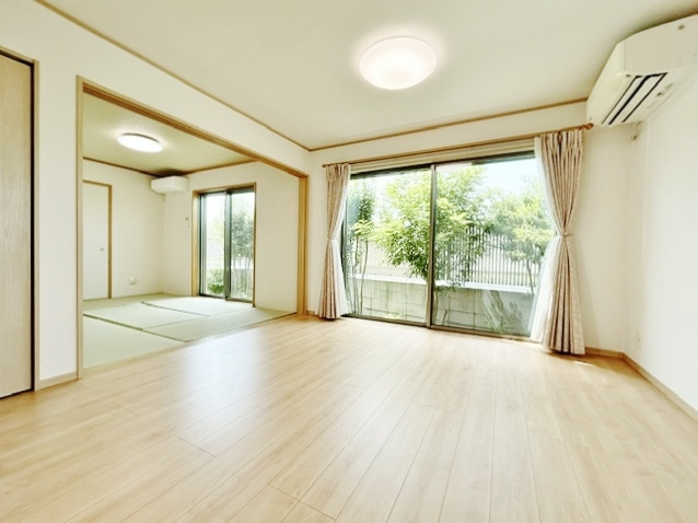 練馬区谷原1丁目の居間・リビング|家の中心でもあるLDKは17帖の開放感
リビング続きの和室を開放すると23帖の開放的な空間になります