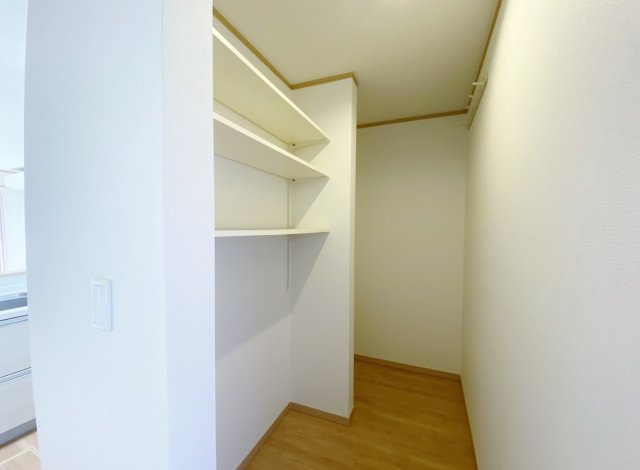 練馬区谷原1丁目のキッチン|キッチン背面には便利なパントリーを設置
調理器具や食料品などの収納に便利です