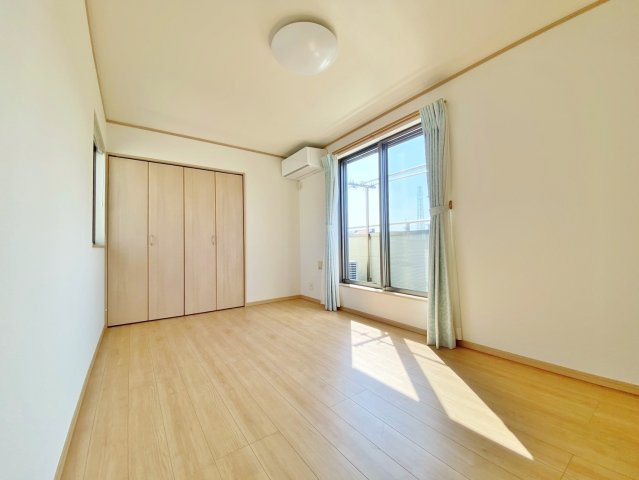 練馬区谷原1丁目の洋室|2階7.5帖洋室は整形なお部屋なので家具のレイアウトもしやすいです
壁面ワイドな収納が魅力的です