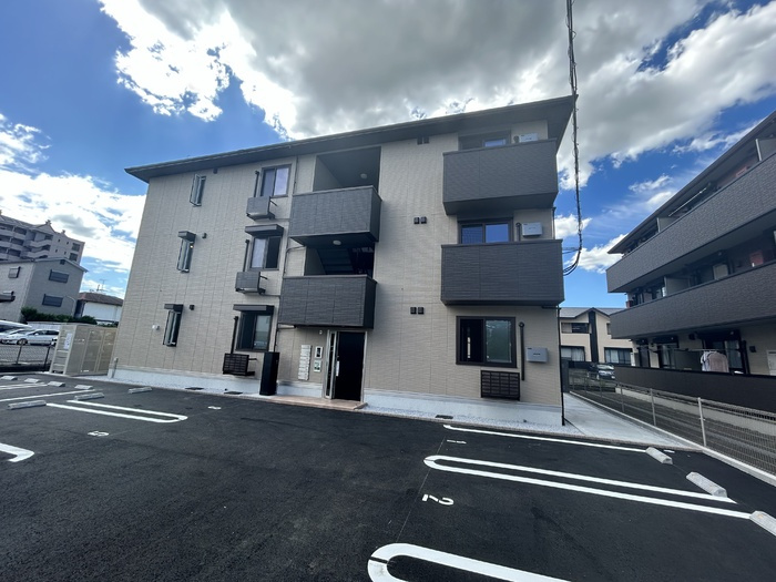 ラ・ルーチェ宮の陣駅前