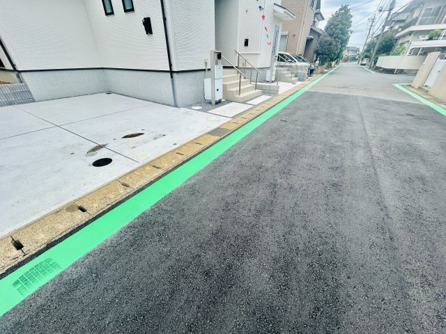 千葉市若葉区若松台２丁目２４－１期の前面道路含む現地写真