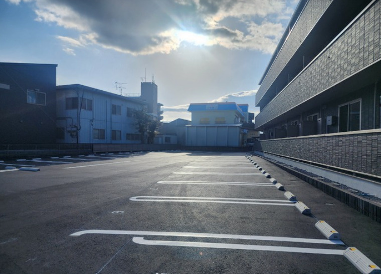 PREMILIFE花高松18の駐車場