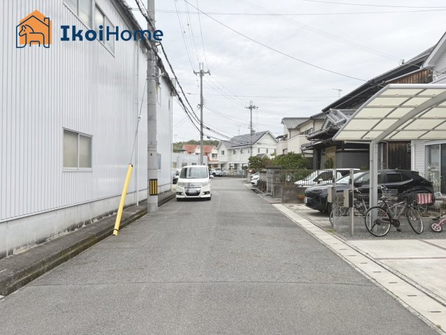 神戸市西区宮下１丁目　中古戸建の前面道路含む現地写真|●年中無休：当日予約可●前面道路幅員約5ｍ、交通量少なめでお車の入出庫も楽々安心です。