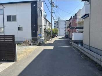 松山市中村　中古戸建の前面道路含む現地写真