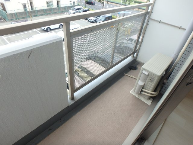 【バルコニー】 | アイビーコートⅡ | バルコニーに洗濯機を置くタイプのお部屋です。