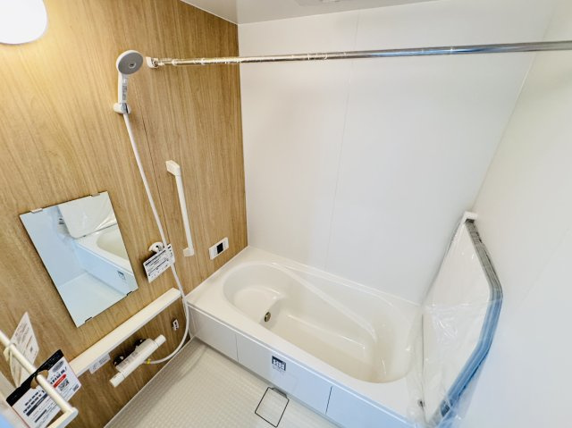 柏市五條谷新築戸建【風早北部小学校:9分】の浴室|手元で水流オンオフ切り替えエコシャワーヘッド・足を伸ばせる広々浴槽で毎日リラックス！