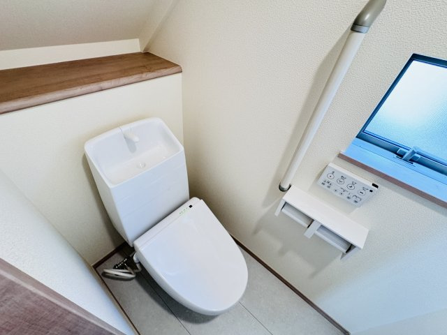 柏市五條谷新築戸建【風早北部小学校:9分】のトイレ|温水洗浄暖房便座つきトイレ