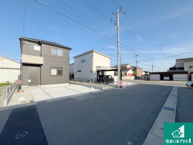 姫路市網干区高田　第4期　新築一戸建ての前面道路含む現地写真|周辺は閑静な住宅街！前面道路広々で車の出し入れも便利です。駐車が苦手な方でも安心して車庫入れできます！