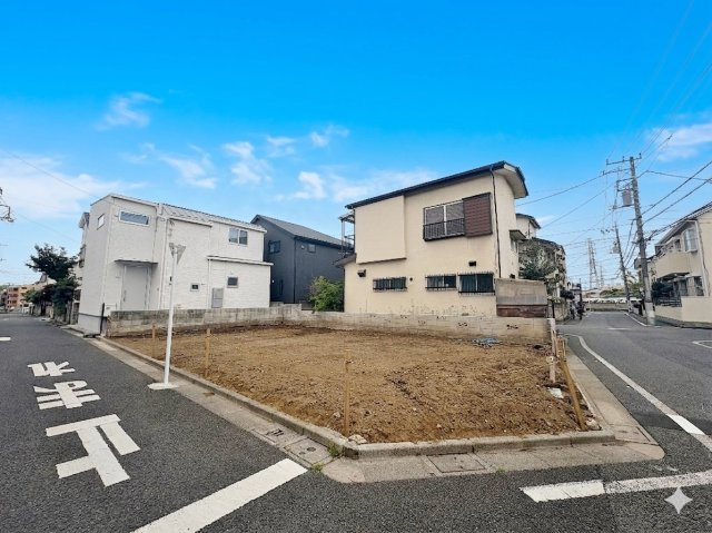 練馬区西大泉2丁目 限定1棟の前面道路含む現地写真| 開放感あふれる角地の整形地　
2階建て4LDK+車庫2台　
地震に強い家