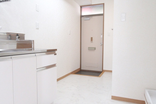 メゾンＭＩＣの洗面所|逆アングルから見たキッチンスペースです♪