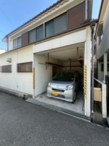 霞ヶ丘5丁目戸建の駐車場