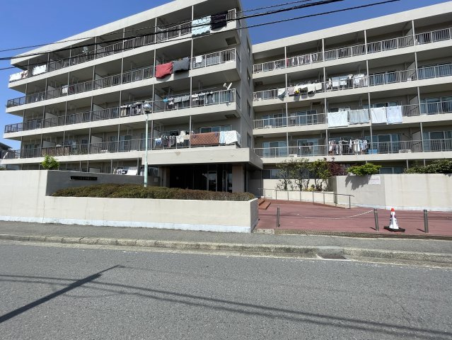 保土ケ谷公園も近く、お花見にイベントに盛り上がり必須な住環境！３階でもこの眺望、でも決して坂道や高台ではありません！な、『パークサイド保土ケ谷』リフォームの外観|外観もきれいです