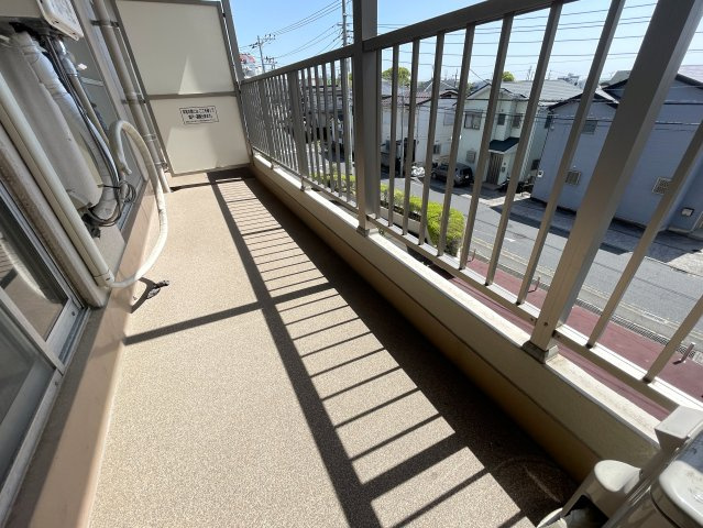 保土ケ谷公園も近く、お花見にイベントに盛り上がり必須な住環境！３階でもこの眺望、でも決して坂道や高台ではありません！な、『パークサイド保土ケ谷』リフォームのバルコニー|バルコニー付きです