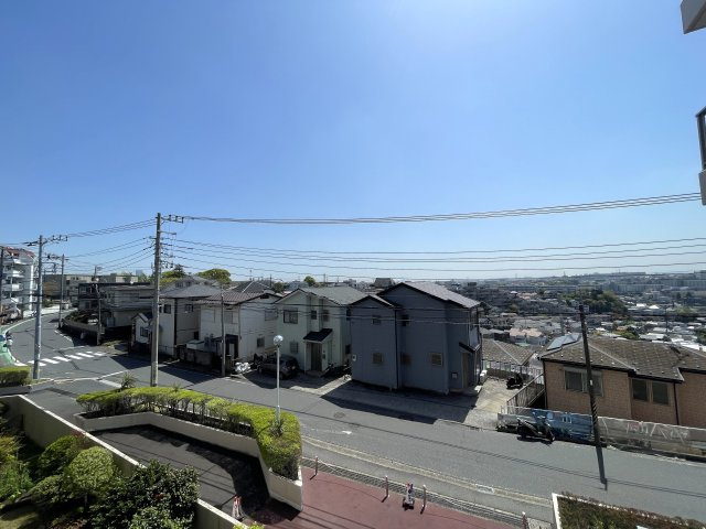 保土ケ谷公園も近く、お花見にイベントに盛り上がり必須な住環境！３階でもこの眺望、でも決して坂道や高台ではありません！な、『パークサイド保土ケ谷』リフォームの展望