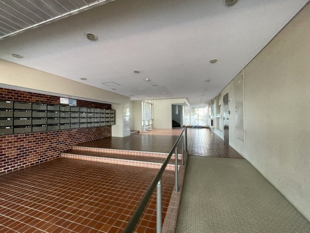 保土ケ谷公園も近く、お花見にイベントに盛り上がり必須な住環境！３階でもこの眺望、でも決して坂道や高台ではありません！な、『パークサイド保土ケ谷』リフォームのエントランス|建物の内部です