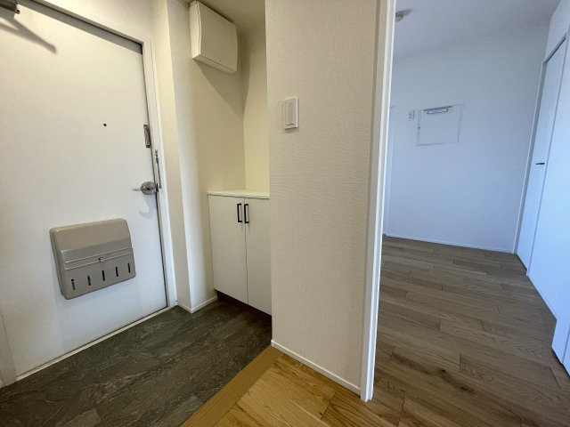 保土ケ谷公園も近く、お花見にイベントに盛り上がり必須な住環境！３階でもこの眺望、でも決して坂道や高台ではありません！な、『パークサイド保土ケ谷』リフォームの玄関|毎日通る玄関はこちらです