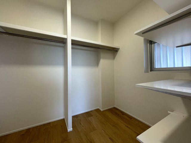 保土ケ谷公園も近く、お花見にイベントに盛り上がり必須な住環境！３階でもこの眺望、でも決して坂道や高台ではありません！な、『パークサイド保土ケ谷』リフォームの収納|こまごまとしたものを収納できそうですね