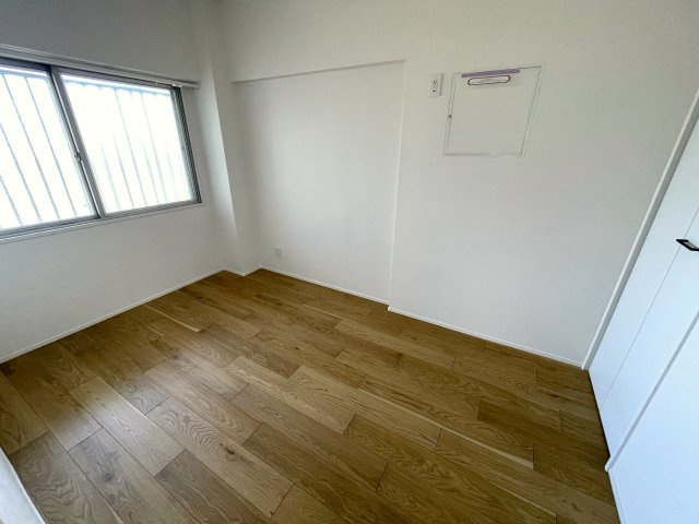 保土ケ谷公園も近く、お花見にイベントに盛り上がり必須な住環境！３階でもこの眺望、でも決して坂道や高台ではありません！な、『パークサイド保土ケ谷』リフォームの洋室|広々とした洋室です