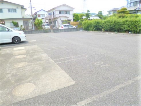 あきる野市伊奈の賃貸マンションの駐車場