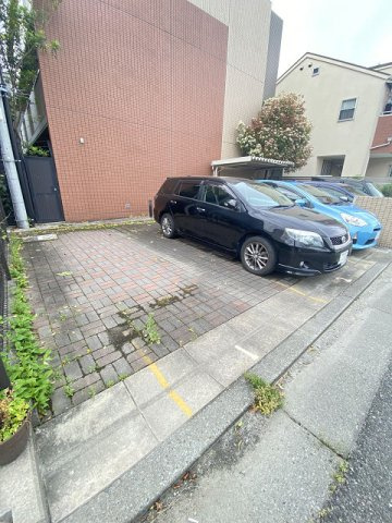 アッサローム尼崎の駐車場|駐車スペースもあります