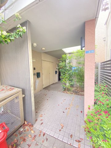アッサローム尼崎のエントランス|建物の内部です