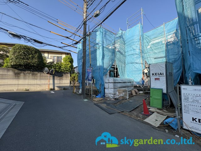 藤沢市辻堂太平台５期　新築戸建　全２棟１号棟の前面道路含む現地写真|2026年4月16日撮影（建築中）