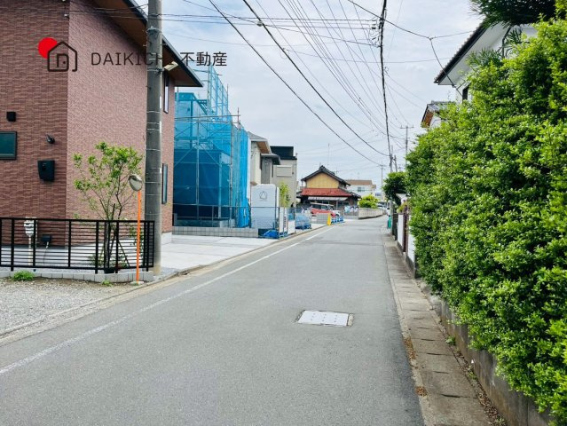 【前面道路含む現地写真】 | 鴻巣市宮地3丁目　中古戸建　