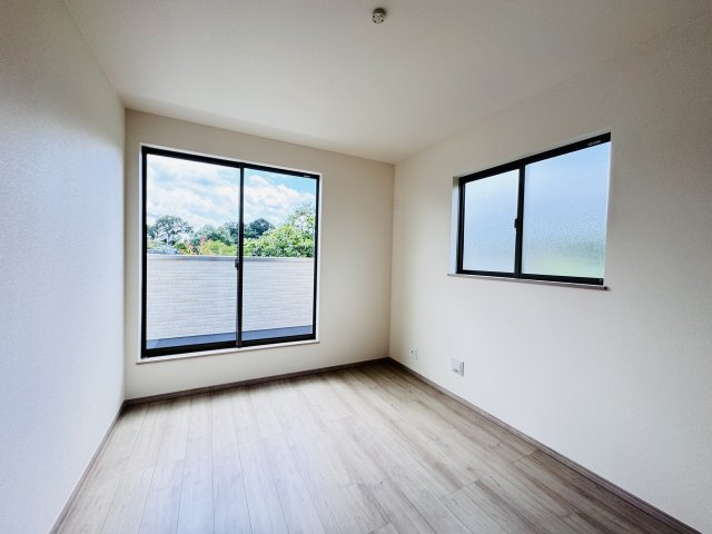 柏市戸張新築戸建の子供部屋|6帖洋室・南側バルコニー前の明るいお部屋です♪