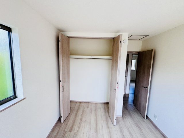 柏市戸張新築戸建の収納|6帖洋室・南側バルコニー前の明るいお部屋です♪