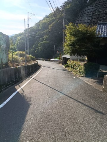 西条市津越7123他　売土地の前面道路含む現地写真
