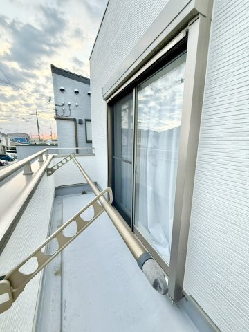 神戸市西区水谷1丁目のバルコニー|二階バルコニーは、家族分の洗濯物も一度に干せる安心の広さ♪
