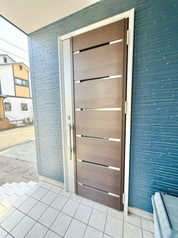 神戸市西区水谷1丁目の玄関|木目の玄関ドアが住まいの第一印象を格上げします♪