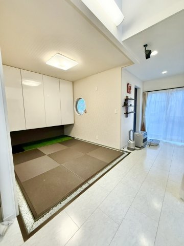 神戸市西区水谷1丁目の和室|丸窓が印象的な、リビングに映える和室♪茶色の畳がおしゃれです♪