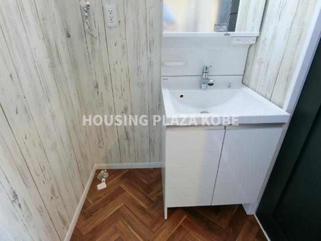 ＫＡＲＩＮ舞子公園の洗面所|ヴィンテージ風な壁がオシャレな脱衣所