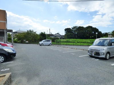 【駐車場】 | ニューリバティ藤田 | 切り返すスペース十分でバック駐車もスムーズな駐車場。