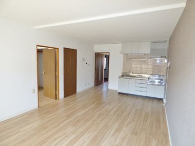 【居間・リビング】 | ニューリバティ藤田 | LDK13帖。キッチン壁付けで開放感のある空間になっております。