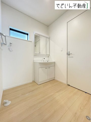 【独立洗面台】 | CRADLE GARDEN上里町黛 第1　新築住宅 | ≪7号棟≫朝の支度も家族並んでスムーズに。洗面台の広さと収納力が、忙しい毎日を支えてくれます。
現地(2026年9月撮影)