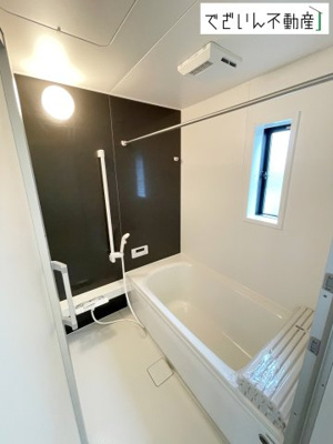 【浴室】 | CRADLE GARDEN上里町黛 第1　新築住宅 | ≪7号棟≫清潔感のあるバスルームは、忙しい毎日の中でほっと一息つける場所。育児の合間に、心も体もリセットできる大切な時間が生まれます。
現地(2026年9月撮影)