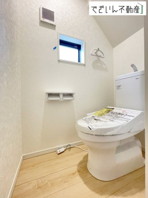【トイレ】 | CRADLE GARDEN上里町黛 第1　新築住宅 | ≪7号棟≫シンプルで清潔感のある空間は、毎日使う場所だからこそ嬉しい。家族みんなが快適に過ごせる工夫が詰まっています。
現地(2026年9月撮影)