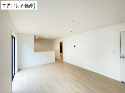 【居間・リビング】 | CRADLE GARDEN上里町黛 第1　新築住宅 | ≪7号棟≫広がるやすらぎのプライベート空間。大きい窓から射しこむ眩い光が、広々としたリビング空間を鮮やかに映し出します。
現地(2026年9月撮影)