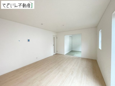 【居間・リビング】 | CRADLE GARDEN上里町黛 第1　新築住宅 | ≪7号棟≫センスが求められるプライベート空間だからこそ、自分の個性を飾るにふさわしい癒しと寛ぎの空間を演出します。
現地(2026年9月撮影)